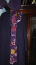 auberginefarbenes-secondhand-etui-kleid-mit-mantel-800w
