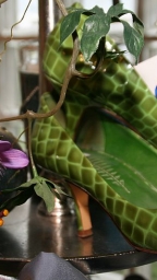 gruene-schuhe-blaue-ohrringe-damen-secondhandladen-muenchen-fashion-and-fantasy-annette-schlagheck-800w