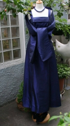 vintage-abendkleid-in-blau-mit-stola-und-lapislazuli-kette-800w